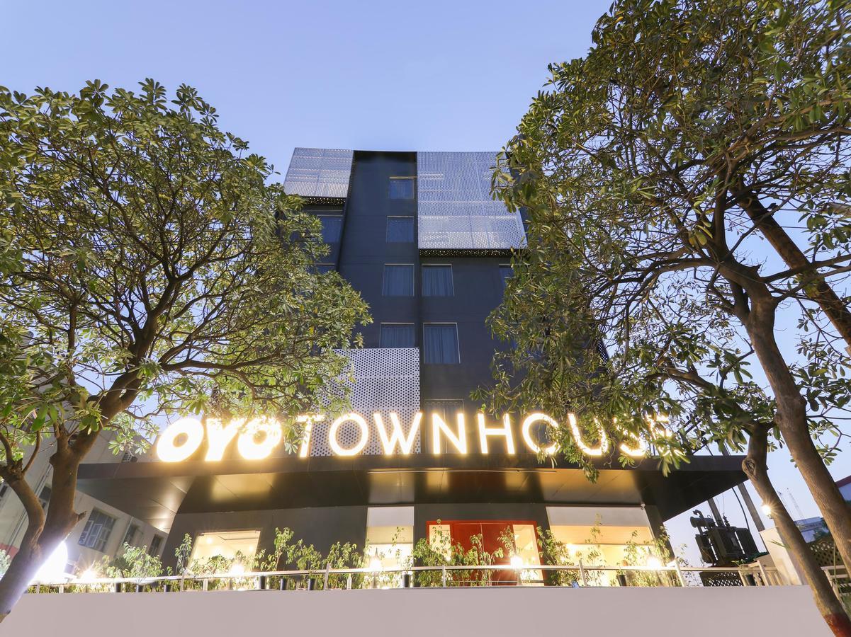 Oyo Townhouse 028 Corporate Suite Noida Luaran gambar