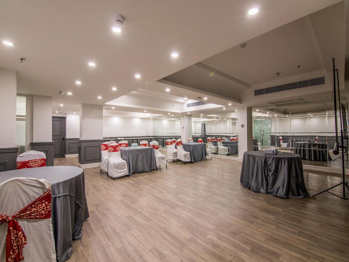 Oyo Townhouse 028 Corporate Suite Noida Luaran gambar